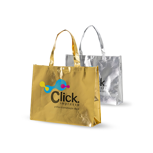 Sacola TNT metalizada 110g/mº com botão. Confeccionada em TNT com revestimento plástico laminado, porte superior possui botão plástico para fecho.
Altura :  35 cm
Largura :  45,5 cm
Profundidade :  11,5 cm
Medidas aproximadas para gravação (CxL):  32 cm x 43 cm
